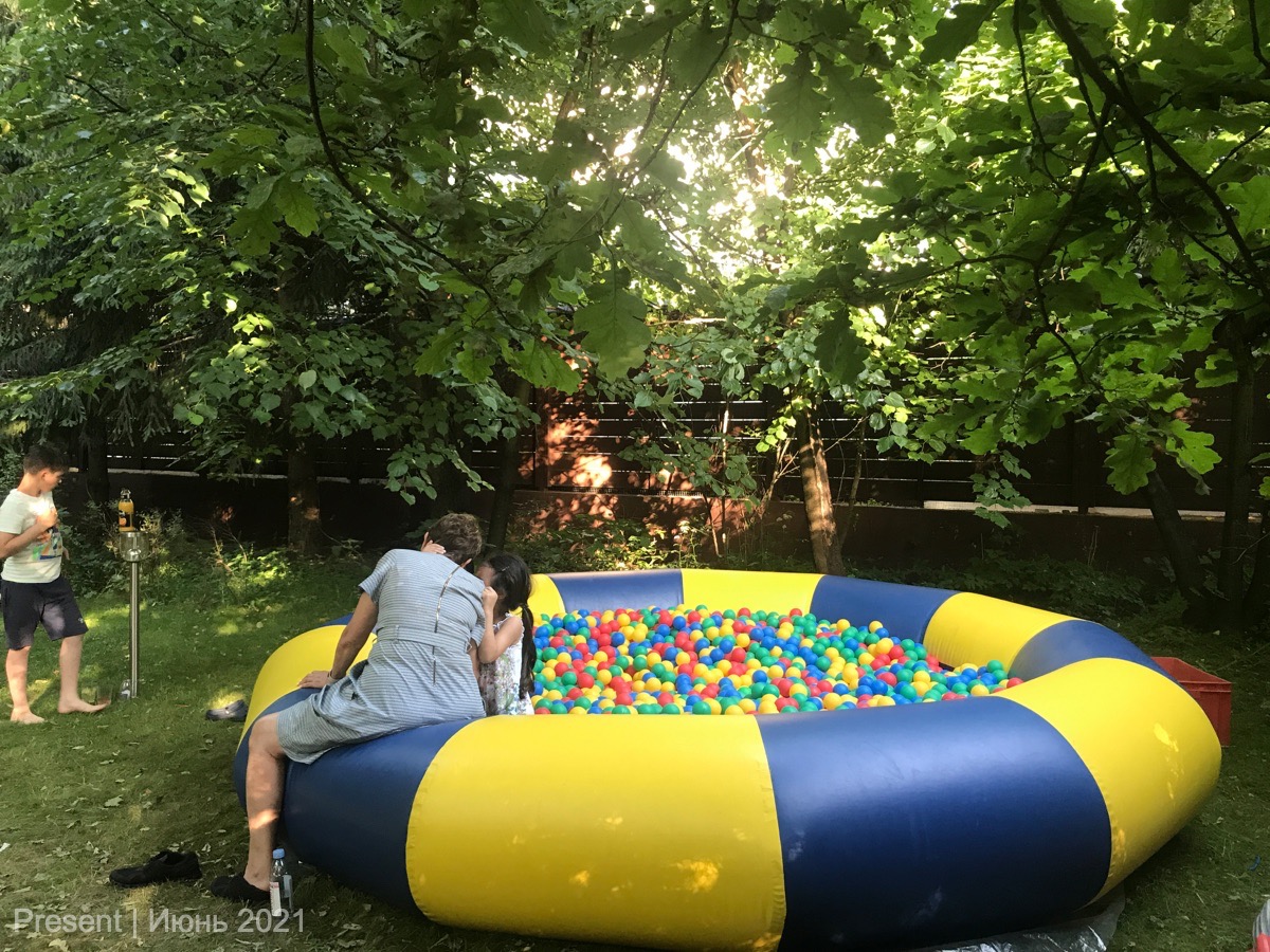 Сухой надувной бассейн с шариками для детского&nbsp;праздника