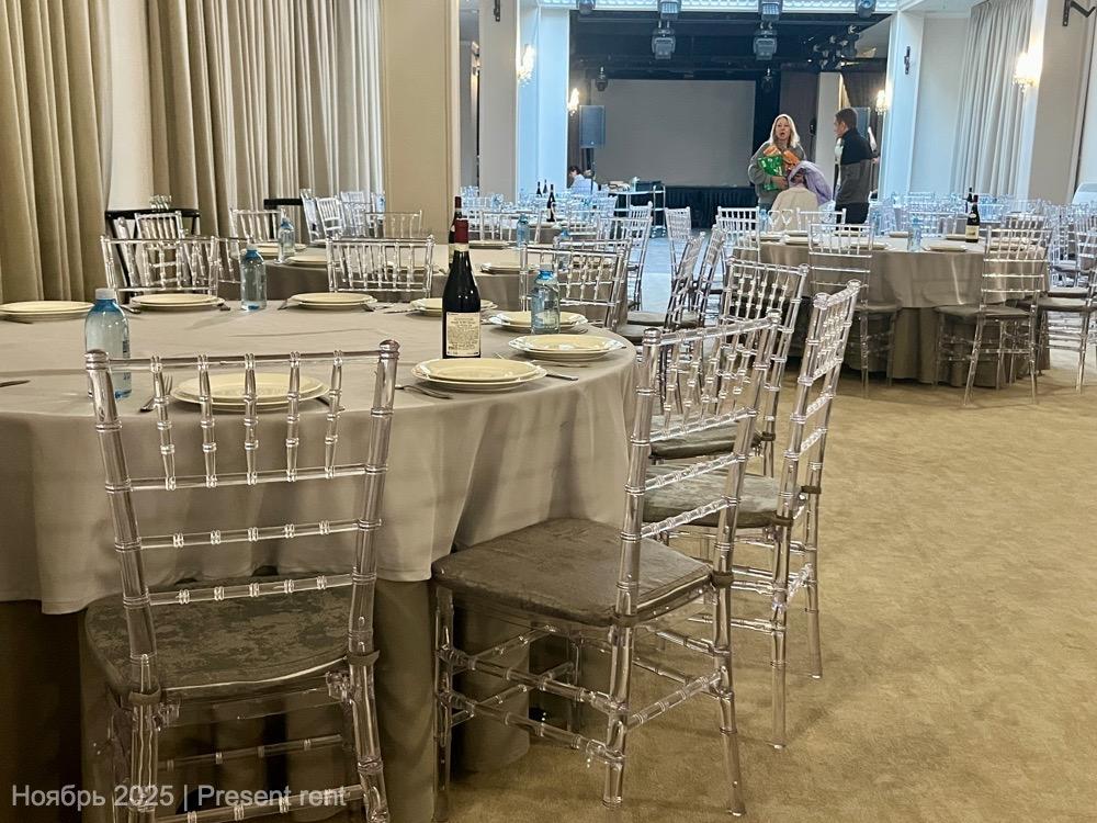 Фуршетный зал с круглыми столами и прозрачными стульями в банкетном комплексе Лефорт, декабрь 2025 года.