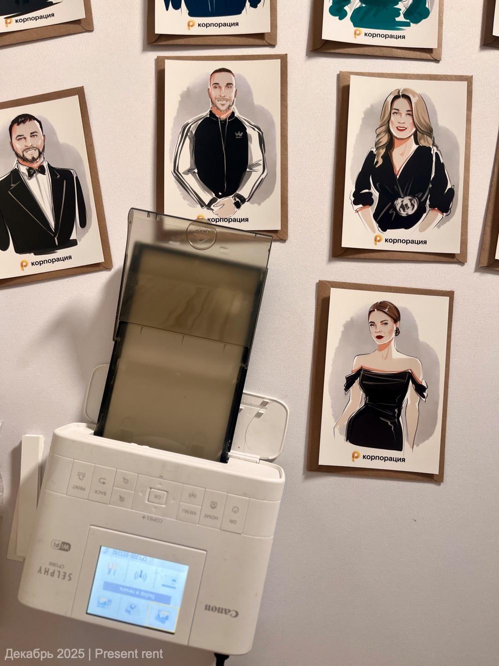 Принтер для цифровых скетчей с готовыми стилизованными портретами на фоне.