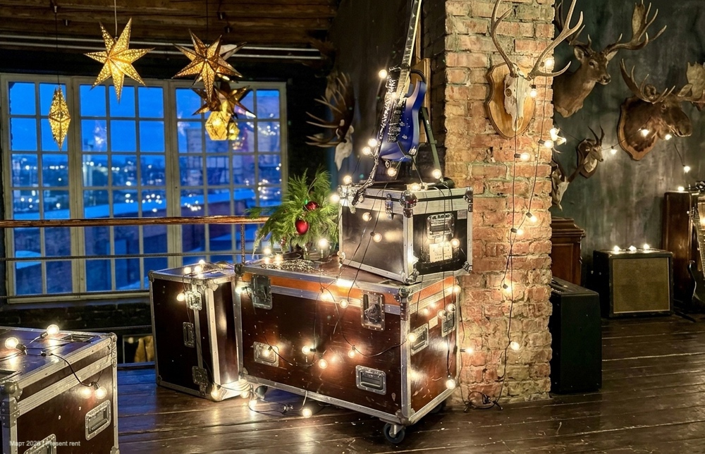 Интерьер с необычной декорацией, включающей гитару, музыкальные ящики, рождественские огоньки и звезды, на фоне окна с видом на город.